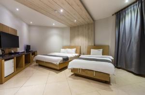 Postel nebo postele na pokoji v ubytování Gallery Hotel + 37 fotografií