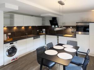 una cucina con tavolo e sedie in una cucina di Haus Diana Ferienwohnung „Agnes" a Wittdün Altre 21 foto