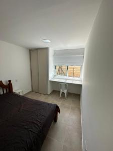 un dormitorio con una cama y una ventana en Alquiler Vivienda Completa en Barrio Residencial, en Buena Nueva