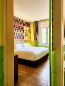 1 dormitorio con cama y ventana en Senglao Boutique Hotel Luang Prabang, en Luang Prabang