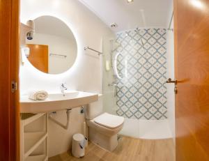 A bathroom at Apartamentos Villa Zoila Baiona