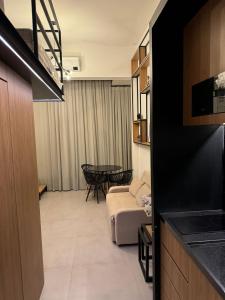 ein Wohnzimmer mit einem Sofa und einem Tisch in der Unterkunft 509 | Studio exclusivo Rua Oscar Freire in São Paulo