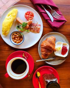 een tafel met twee borden ontbijtproducten en een kopje koffie bij Senglao Boutique Hotel Luang Prabang in Luang Prabang