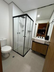 ein Bad mit einer Dusche, einem WC und einem Waschbecken in der Unterkunft 509 | Studio exclusivo Rua Oscar Freire in São Paulo