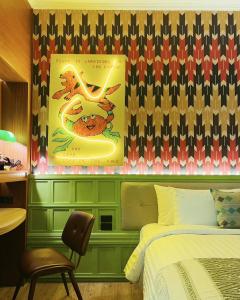 琅勃拉邦的住宿－Senglao Boutique Hotel Luang Prabang，一间卧室配有一张床、一把椅子和一张海报