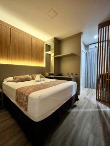 1 dormitorio con 1 cama grande en una habitación en Hotel Lorimar, en Penha