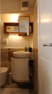 La salle de bains est pourvue d'un lavabo, de toilettes et d'un miroir. dans l'établissement La Casetta di Babbo, à Polignano a Mare