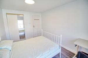 1 dormitorio con cama y ventana en A Quiet And Bright Room, en Vaughan