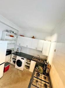 una piccola cucina con piano cottura e forno a microonde di Villa girasol a Málaga