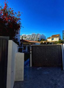 un cancello di un edificio con un hotel sullo sfondo di Villa girasol a Málaga