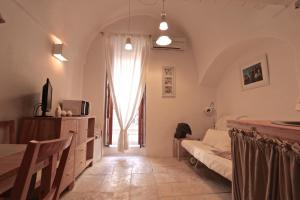 - un salon avec un lit et une fenêtre dans l'établissement La Casetta di Babbo, à Polignano a Mare
