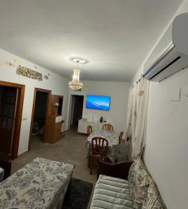 Televízia a/alebo spoločenská miestnosť v ubytovaní Villa girasol