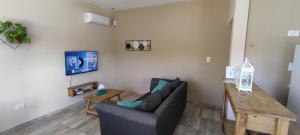 sala de estar con sofá y mesa de madera en Llevarte a vivir en San Rafael