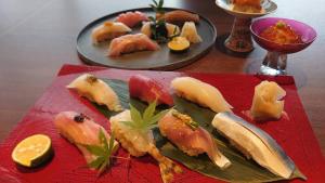 Toriizaki Club HOTEL and SEAFOODS في كيسارازو: طبق من مختلف أنواع الطعام على طاولة
