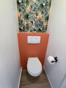 La salle de bains est pourvue de toilettes et d'un mur de plantes. dans l'établissement Studio de charme au Gosier, au Gosier