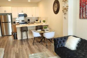 uma sala de estar com um sofá, uma mesa e uma cozinha em Cozy 3 bedroom townhouse in downtown Edmonton em Edmonton