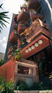 un edificio con balcones en un lateral en The Somos Bold Hotel en Medellín