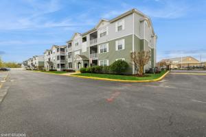 una calle con una fila de edificios de apartamentos en Comfy, Convenient Close to Rehoboth and Lewes! en Rehoboth Beach