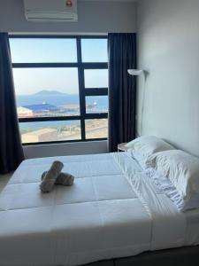 Ένα ή περισσότερα κρεβάτια σε δωμάτιο στο Jesselton Quay Coral Seaside 12