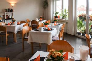 Um restaurante ou outro lugar para comer em Hotel Post