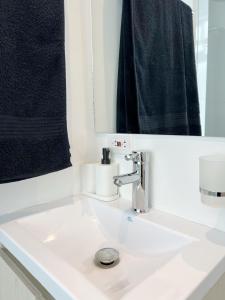 La salle de bains est pourvue d'un lavabo et d'un miroir. dans l'établissement LUNA NUEVA *Céntrico & Cama Queen, à Sabaneta