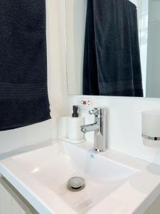 a bathroom with a sink and a mirror at LUNA NUEVA *Céntrico & Cama Queen in Sabaneta +17 photos