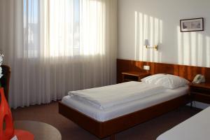 Cama ou camas em um quarto em Hotel Post