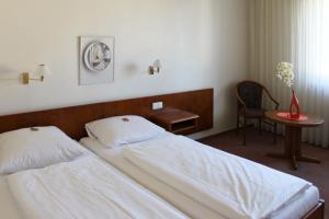 Postel nebo postele na pokoji v ubytování Hotel La Taverna