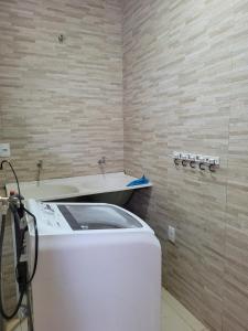 ein Bad mit einem WC und einem Waschbecken in der Unterkunft Casa agradável com área gourmet in Ji-Paraná