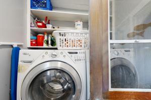 een wasmachine en droger in een kleine kamer met bij The Sandpiper in Angleton