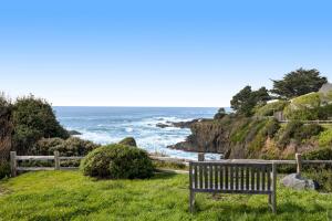 Galeriebild der Unterkunft Perched on the Bluff - Main Home & Studio Cottage in Mendocino