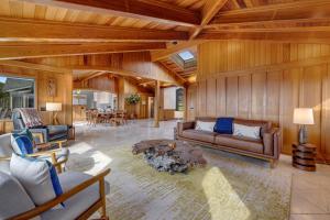 Galeriebild der Unterkunft Perched on the Bluff - Main Home & Studio Cottage in Mendocino