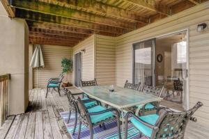 un patio con mesa y sillas en una terraza en Ozark Mtn View Condo Resort-In/outdoor Family Fun, en Branson