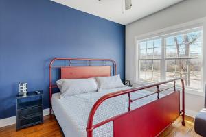 een slaapkamer met een bed en een blauwe muur bij Blooming Fields in Nashville