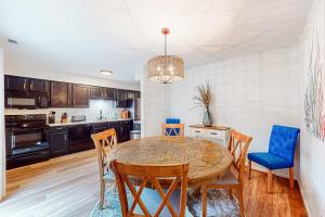 A kitchen or kitchenette at Coral's Hideaway