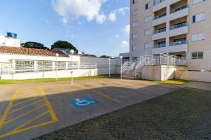 un parking en face d'un bâtiment dans l'établissement Local estratégico, tudo perto e 10 minutos do Centro, à Uberlândia