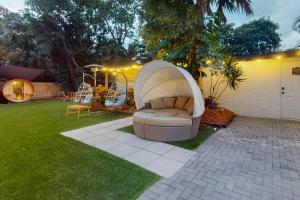 un sofá en un patio con parque infantil en Walking On Sunshine - Studio, en Fort Lauderdale