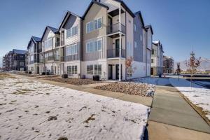 un gran edificio de apartamentos con nieve en el suelo en Mountain View Studio, en Heber City