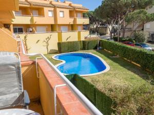 una piscina en un patio junto a un edificio en Apartamento L'Escala, 2 dormitorios, 4 personas - ES-325-23, en Torroella de Montgrí