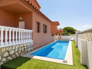a swimming pool in the backyard of a house at Casa L'Escala, 4 dormitorios, 8 personas - ES-325-12 in Torroella de Montgrí