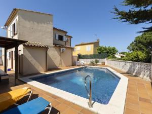 einen Pool im Hinterhof eines Hauses in der Unterkunft Casa L'Escala, 4 dormitorios, 8 personas - ES-325-33 in Torroella de Montgrí