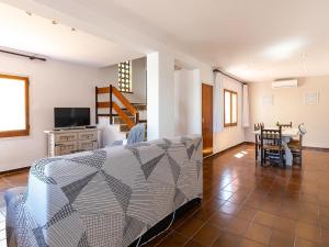 ein Wohnzimmer mit einem Bett und einem Esszimmer in der Unterkunft Casa L'Escala, 4 dormitorios, 8 personas - ES-325-33 in Torroella de Montgrí