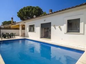 uma villa com piscina em frente a uma casa em Casa L'Escala, 3 dormitorios, 6 personas - ES-325-22 em Torroella de Montgrí