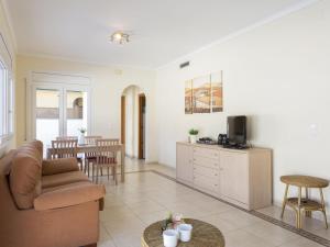 uma sala de estar com um sofá e uma mesa em Casa L'Escala, 3 dormitorios, 6 personas - ES-325-22 em Torroella de Montgrí