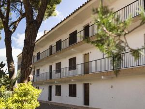 Apartamento L'Escala, 2 dormitorios, 4 personas - ES-325-37 في تورويلا دي مونغري: اطلالة خارجية على مبنى فيه بلكونات