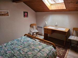 een slaapkamer met een bed, een bureau en een raam bij Appartement Arcachon, 3 pièces, 6 personnes - FR-1-319-543 in Arcachon