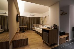 Una habitación de hotel con una cama y una sala de estar. en H Elite Design Hotel, en Kota Bharu 79 fotos más