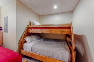 Двухъярусная кровать или двухъярусные кровати в номере Loafinit