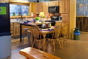 een keuken met een tafel met stoelen en een fornuis bij Cupid - Reindeer Ranch at Round Top in Carmine
