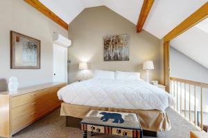 - une chambre avec un grand lit et un plafond en bois dans l'établissement White Birch at Nordic Village, à Bartlett
